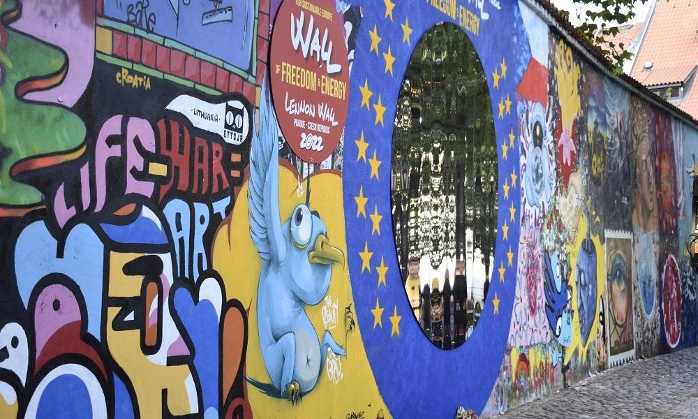 La gallega Carlota Corzo pinta el mural de Lennon con una obra NFT tokenizada